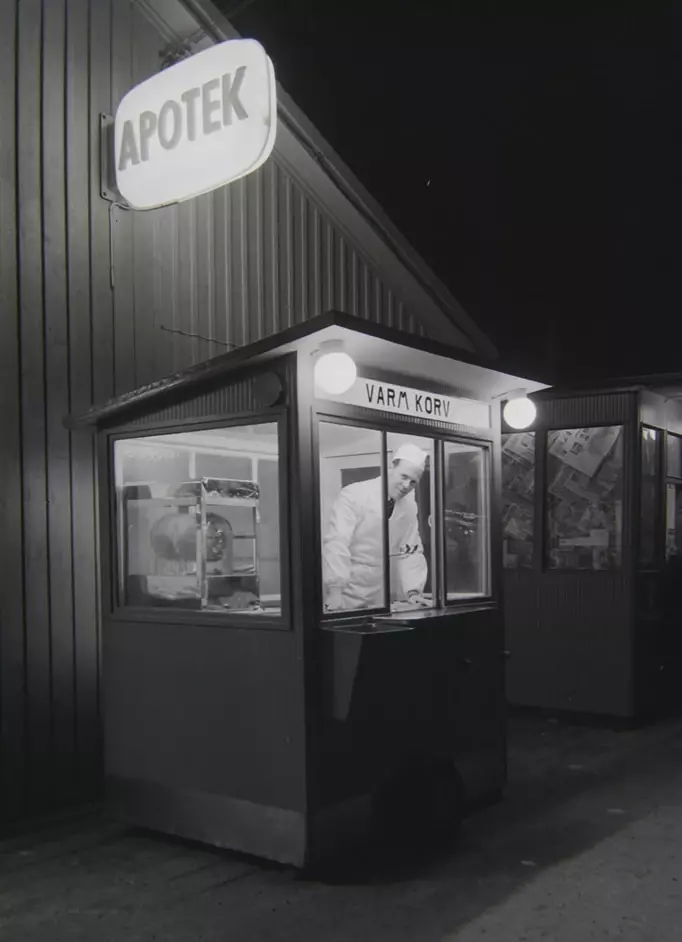 Ateljé J-Berg Gävle Fotograf Evert ”J-Berg” Jäderberg Motiv: Korvgubbe ca:1957 Ateljé J-Berg Gävle Fotograf Evert ”J-Berg” Jäderberg Motiv: Korvgubbe ca:1957