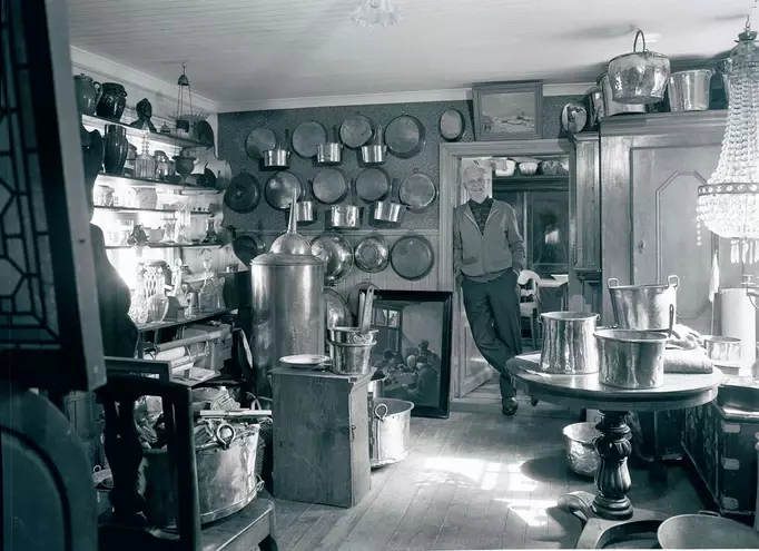 Ateljé J-Berg Gävle Fotograf Evert ”J-Berg” Jäderberg Motiv: Bertil Karlsson Antikboden i Gamla Gefle Ateljé J-Berg Gävle Fotograf Evert ”J-Berg” Jäderberg Motiv: Bertil Karlsson Antikboden i Gamla Gefle