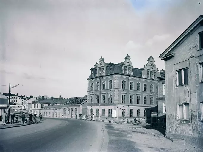 Ateljé J-Berg Gävle Fotograf Evert ”J-Berg” Jäderberg Motiv: bild mot nuvarande Biblioteket Ateljé J-Berg Gävle Fotograf Evert ”J-Berg” Jäderberg Motiv: bild mot nuvarande Biblioteket