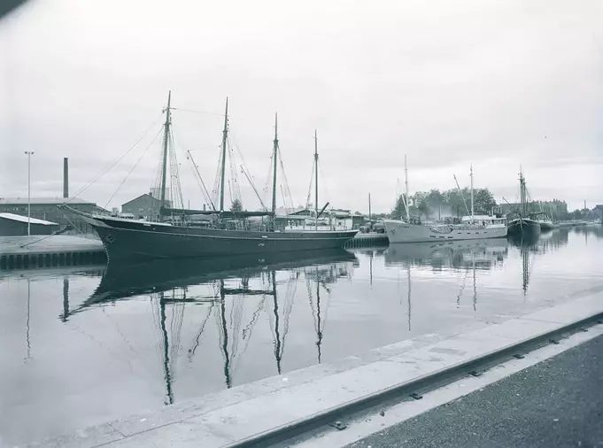 Ateljé J-Berg Gävle Fotograf Evert ”J-Berg” Jäderberg Motiv: Hamnen ca: 56? Ateljé J-Berg Gävle Fotograf Evert ”J-Berg” Jäderberg Motiv: Hamnen ca: 56?